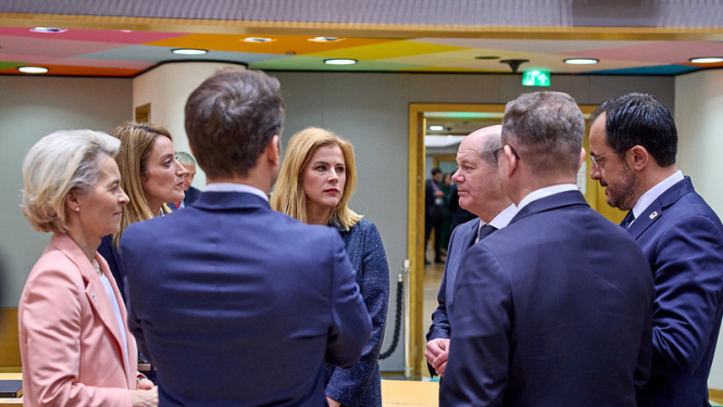 Ministru prezidente Evika Siliņa Briselē, Eiropadomē stāv kopā ar citu ES valstu līderiem. Bildē redzams Vācijas kanclers Olafs Šolcs, EK priekšsēdētāja Urzula fon der Leiena,  ES parlamenta prezidente Roberta Metsola. 