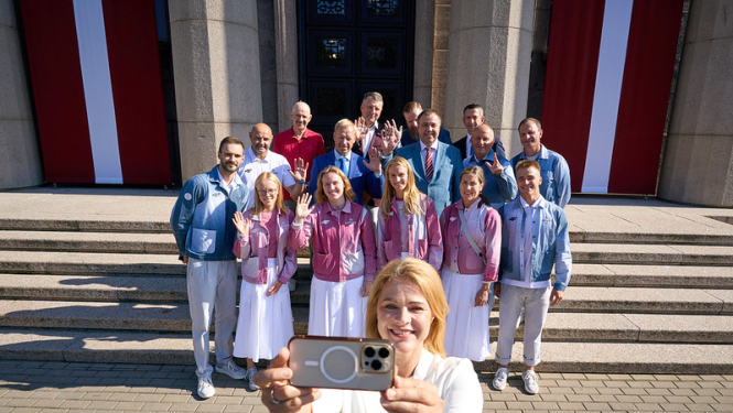 Ministru prezidente Evika Siliņa ar olimpiešiem pie Ministru kabineta ēkas