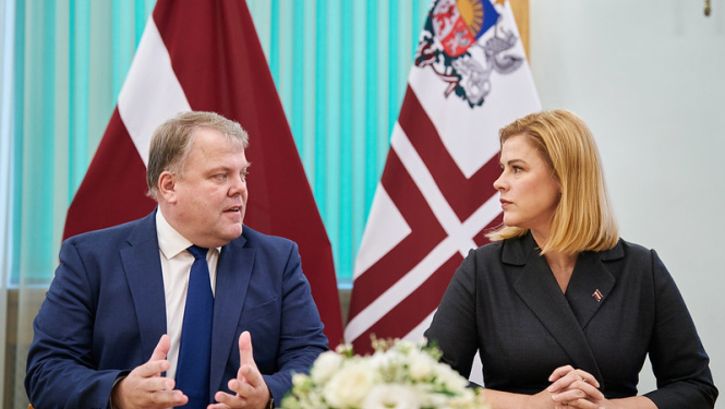 Ministru prezidente Evika Siliņa paraksta vienošanās un domstarpību protokolu ar pašvaldību savienību.