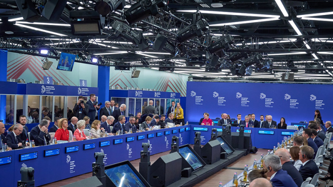 Foto no Eiropas Politiskās kopienas samita. Ministru prezidente Evika Siliņa un amatpersonas. 