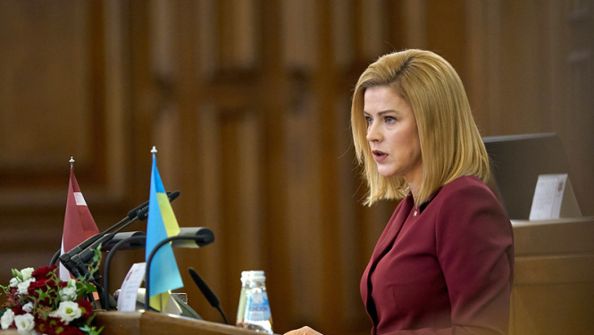 Ministru prezidente Evika Siliņa Saeimas sēžu zālē runā no tribīnes. 