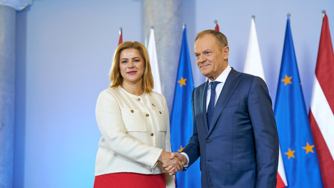 Ministru prezidente Evika Siliņa sarokojas ar Polijas premjerministru Donaldu Tasku. 