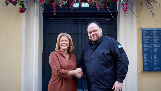 Ministru prezidente Evika Siliņa tiekas ar Ukrainas Augstākās Radas priekšsēdētāju Ruslanu Stefančuku. Abas amatpersonas sasveicinās ar rokas spiedienu. 