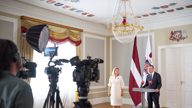 Ministru prezidente Evika Siliņa un Valsts prezidents Edgars Rinkēvičs preses konferencē, Rīgas pilī. 
