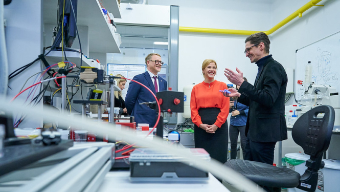 Ministru prezidente Evika Siliņa, RTU rektors Tālis Juhna RTU Šķiedru optikas pārraides sistēmu laboratorijā