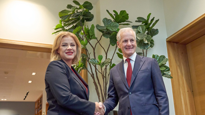 Ministru prezidente Evika Siliņa darba vizītē Oslo tiekas ar Norvēģijas premjerministru Jūnasu Gāru Stēri. Amatpersonas sasveicinās ar rokas spiedienu.  