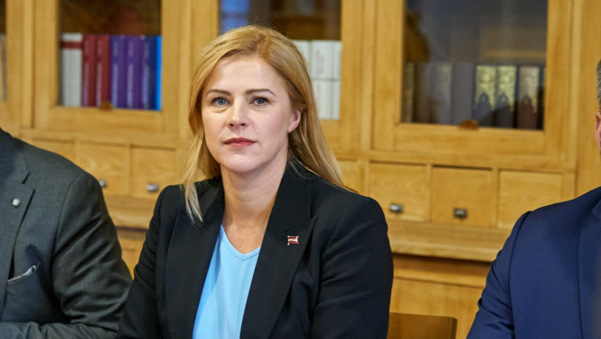 Ministru prezidente Evika Siliņa paraksta vienošanos