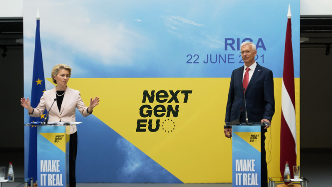 Foto: Ministru prezidents Krišjānis Kariņš un EK priekšsēdētāja Urzula fon der Leiena