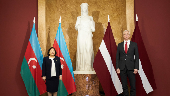 Ministru prezidents Krišjānis Kariņš un  Azerbaidžānas parlamenta priekšsēdētāja Sahiba Gafarova