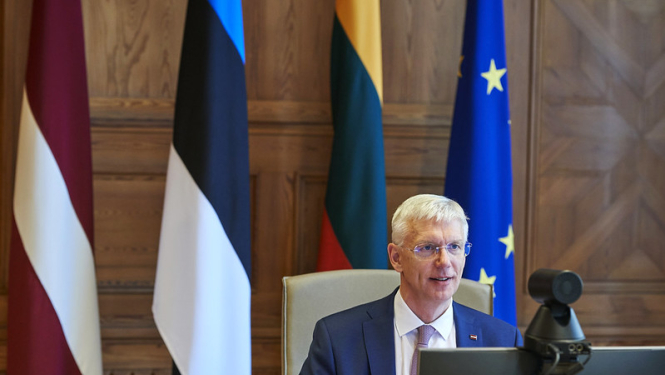 Ministru prezidents Krišjānis Kariņš pie datora