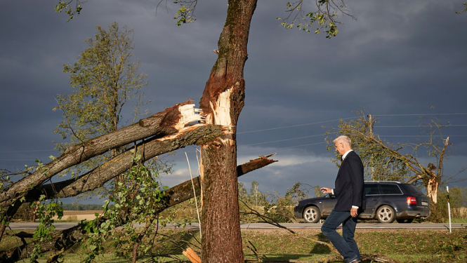 Ministru prezidents klātienē novērtē vētras radītos postījumus