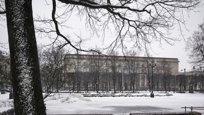 Ministru kabineta un Valsts kancelejas ēka ziemā. 