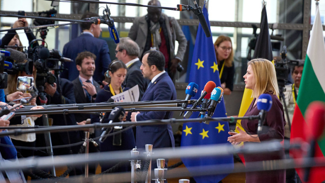 Ministru prezidente Evika Siliņa Eiropadomē atbild uz mediju pārstāvju jautājumiem. 