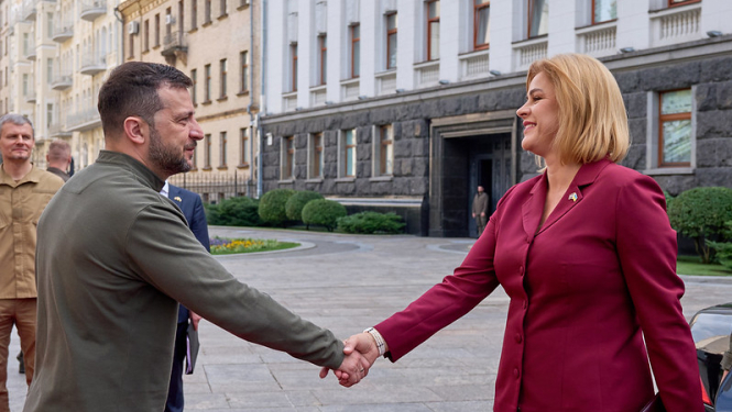 Ministru prezidente Evika Siliņa sarokojas ar Ukrainas prezidentu Volodomiru Zelenski