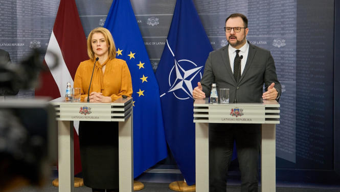 Ministru prezidente Evik Siliņa un Satiksmes ministrs Kaspars Briškens