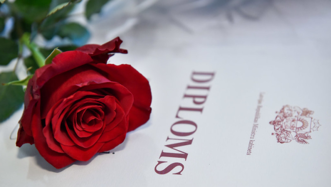 Ministru kabineta Diploms un roze uz tā.