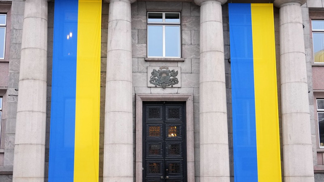 Ministru kabineta ēka ar Ukrainas karogiem