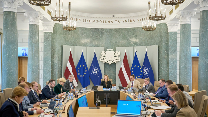 Foto no |Ministru kabineta sēdes 8. oktobrī. Sēdes dalībnieki sēž ap galdu Zaļajā zālē. 