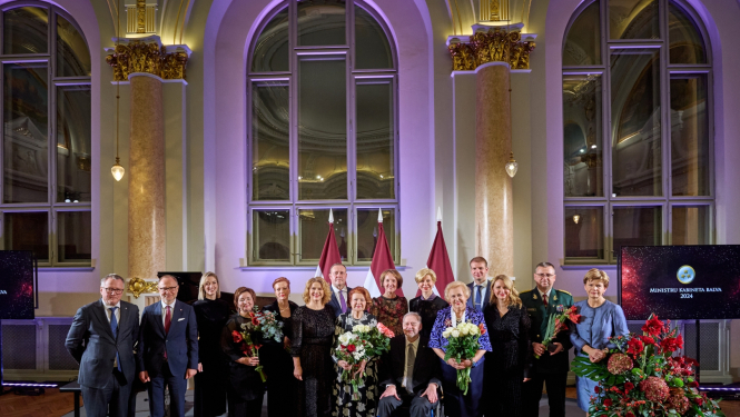 Ministru kabineta balvas saņēmēji kopā ar Ministru prezidenti Eviku Siliņu un ministriem