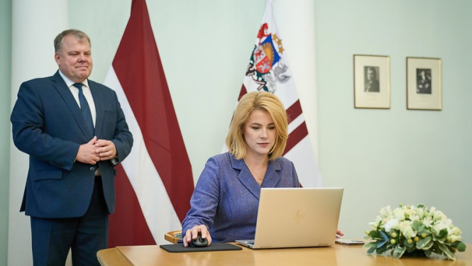 Ministru prezidente Evika Siliņa un Latvijas Pašvaldību savienības priekšsēdētājs Gints Kaminskis paraksta Ministru kabineta un Latvijas Pašvaldību savienības vienošanās un domstarpību protokolu par 2025.gada budžetu un budžeta ietvaru 2025.-2027.gadam.