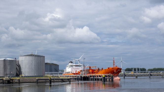 ilustratīvs attēls: naftas uzglabāšanas termināļi; avots: 123rf.com