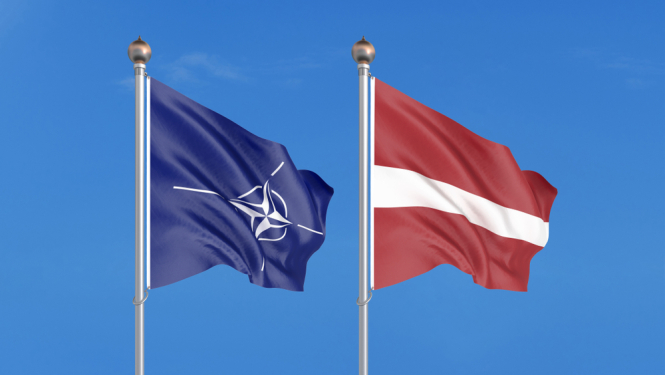 NATO un Latvijas karogi