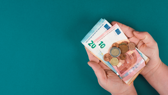 Plaukstās eiro banknotes un monētas