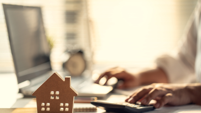 Cilvēks raksta uz datora. Mājas koncepts. 