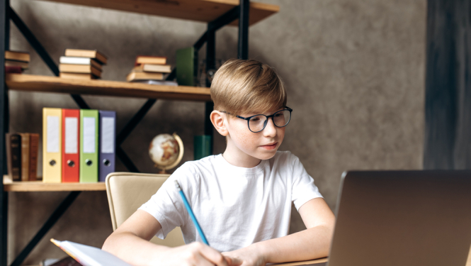 Bērns mācās pie datora