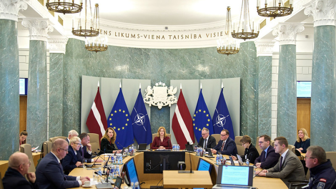 inistru prezidente Evika Siliņa vada Noziedzības novēršanas padomes sēdi. Sēdes dalībnieki Ministru kabineta sēžu zālē pie galda. 