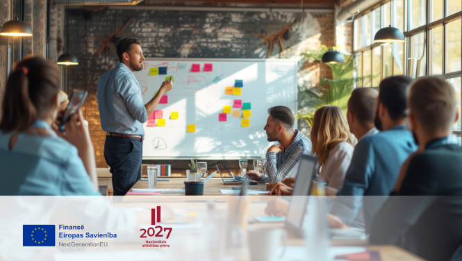 Cilvēki apkārt galdam. Tāfele ar līmlapiņām. Komandas darbs. ES finansē un NAP logo. 
