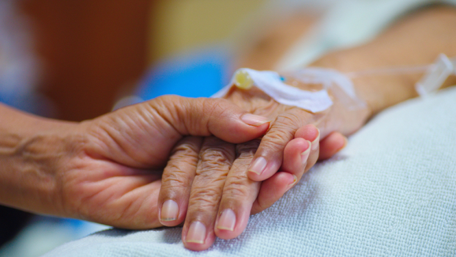 Medicīnas personāls atbalsta pacientu