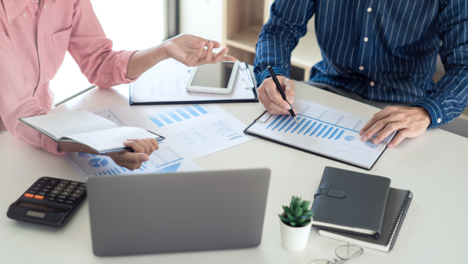 Cilvēki pēta grafikus