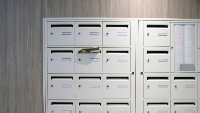 Metāla pastkastes ēkā pie sienas