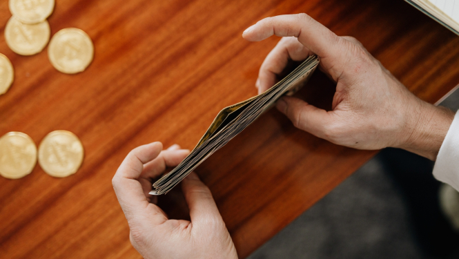 Cilvēks skaita naudu