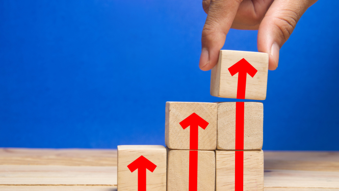 Koka klucīši ar sarkanām uz augšu vērstām bultiņām