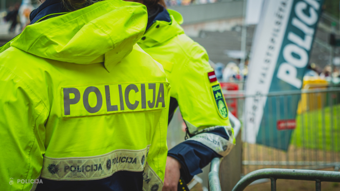 Valsts policijas darbinieki formas tērpos