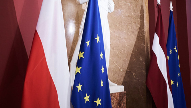 Polijas, Eiropas Savienības un Latvijas karogi