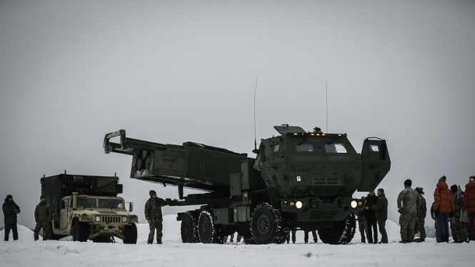 Foto no starptautiskām militārām mācībām Winter Shield 2023, kuru laikā Ādažu poligonā sadarbībā ar ASV bruņotajiem spēkiem notiek augstas mobilitātes raķešu artilērijas sistēmas HIMARS darbības demonstrācija