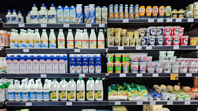 Piena produkti izkārtoti veikala plauktā