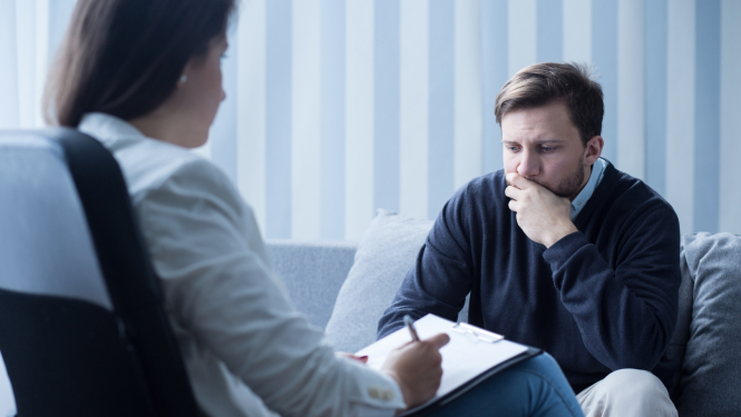 ilustratīvs attēls: vīrietis dīvānā pie psihologa; avots: 123rf.com