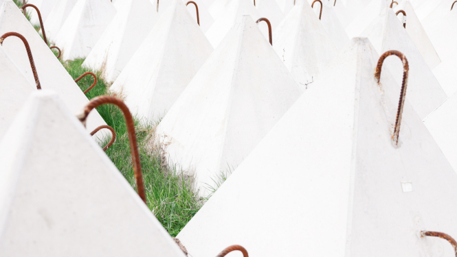 Pretmobilotātes betona bloki jeb tā saucamie "pūķa zobi"