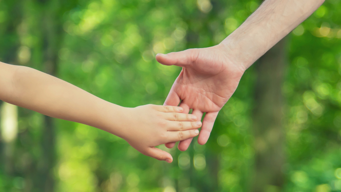 Plaukstas, kuras saskaras