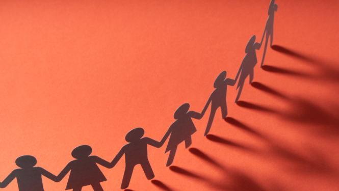 Cilvēki sadevušies rokās. 