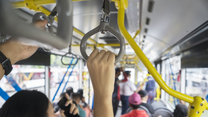 Piepildīts sabiedriskais transports ar cilvēkiem