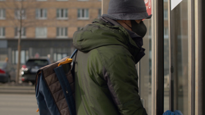 ilustratīvs attēls: vīrietis maskā kāpj autobusā; avots: 123rf.com