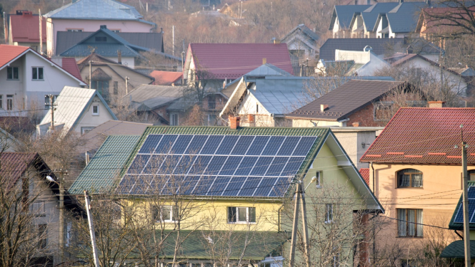 Saules paneļi izvietoti uz dzīvojamās ēkas jumta