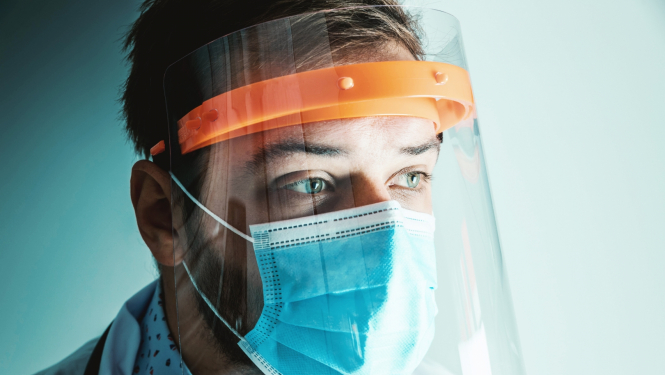 ilustratīvs attēls: vīrietis sejas maskā un sejas vairogā; avots: unsplash.com