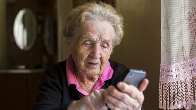 ilustratīvs attēls: seniore ar telefonu; avots: 123rf.com