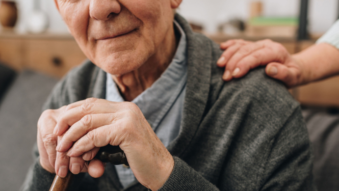 ilustratīvs attēls: seniors sēž; avots: 123rf.com